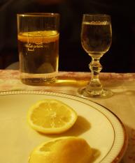 zátišie: Fernet so slivovicou a citrónom